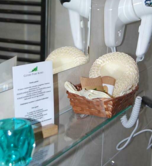 غرفة قياسية, Restauracja Cztery Pory Roku