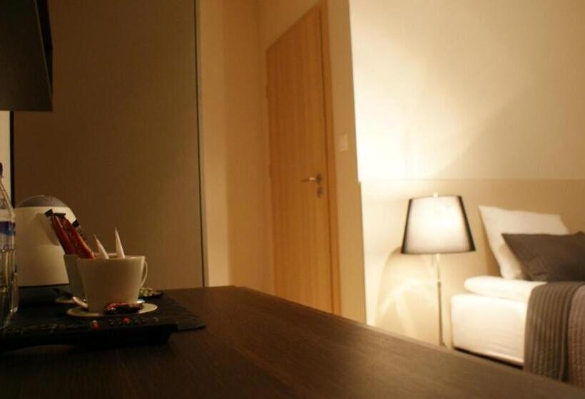 اتاق استاندارد با چشمانداز دریاچه, Villa Modlin Airport