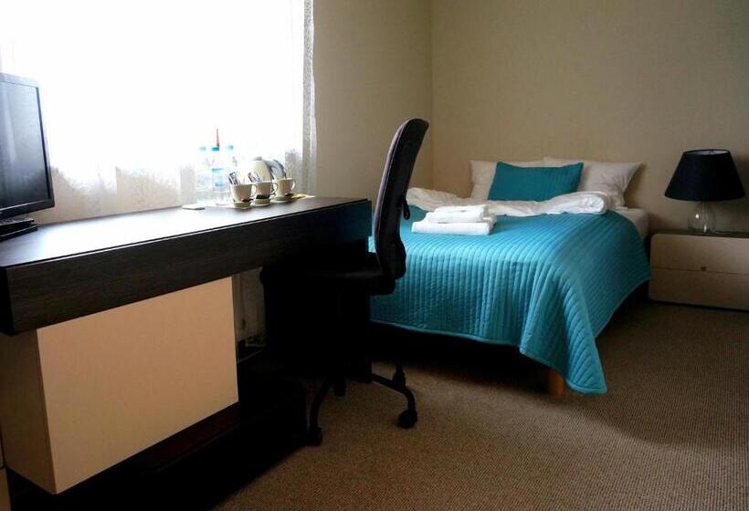 اتاق استاندارد سه نفره, Villa Modlin Airport