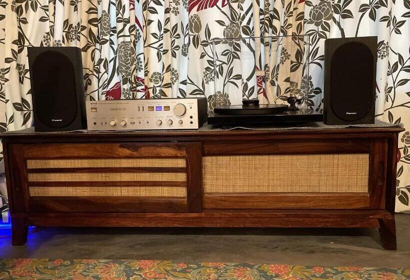 Casa 1 Quarto, Dancing Dugong