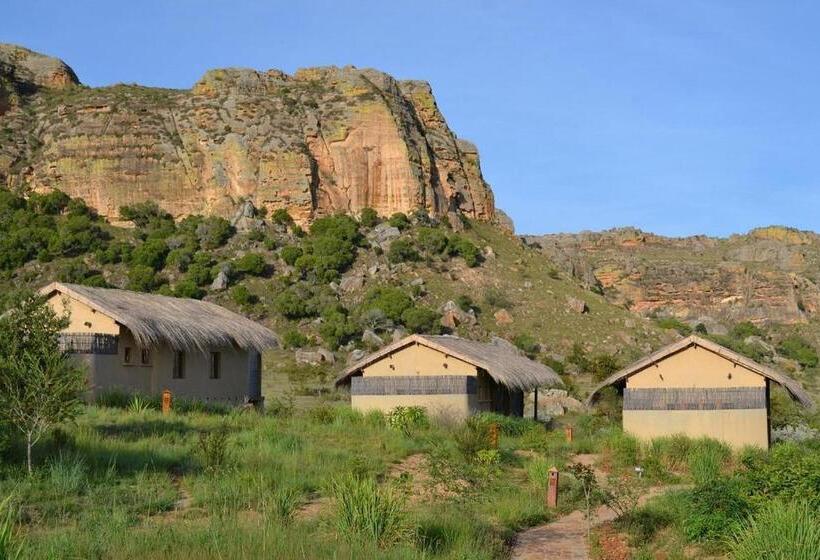 اتاق خانوادگی, Satrana Lodge