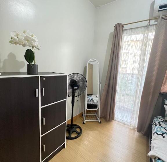 آپارتمان 1 خوابه با چشمانداز استخر, Trees Marias Affordable Staycation In Quezon City