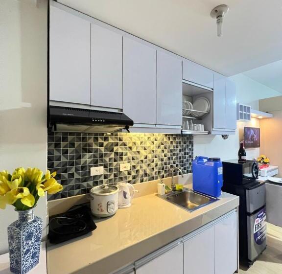 آپارتمان 1 خوابه با چشمانداز استخر, Trees Marias Affordable Staycation In Quezon City