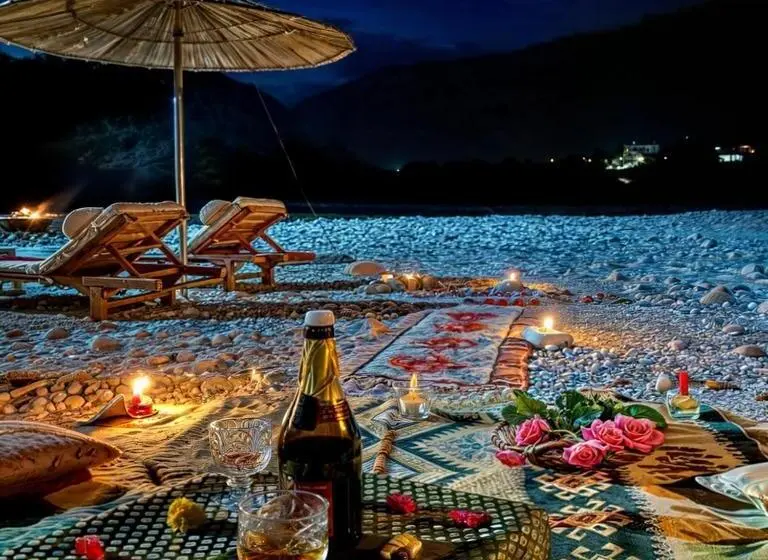 اتاق لوکس با بالکن, River Beach Resort Trishuli