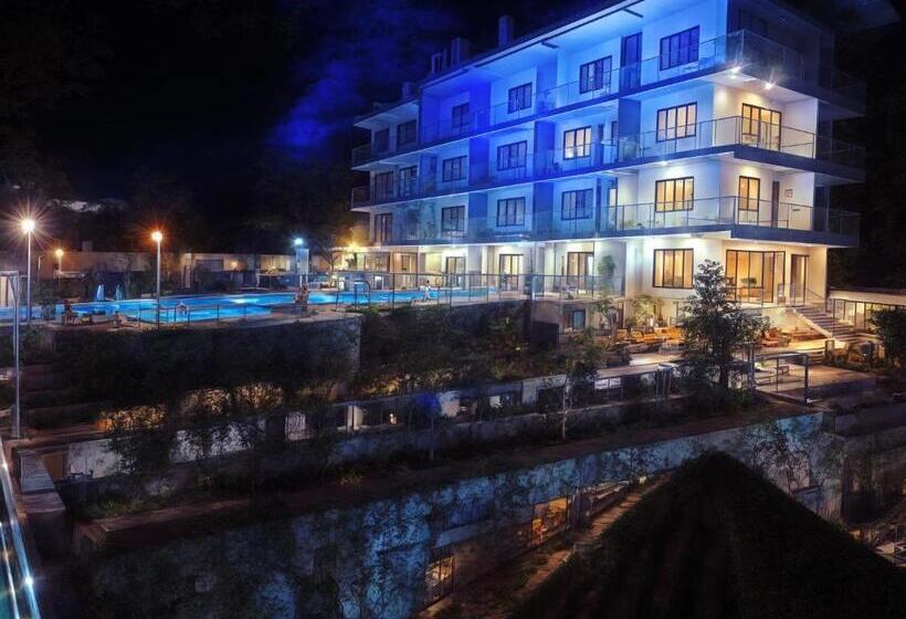 اتاق لوکس با بالکن, River Beach Resort Trishuli