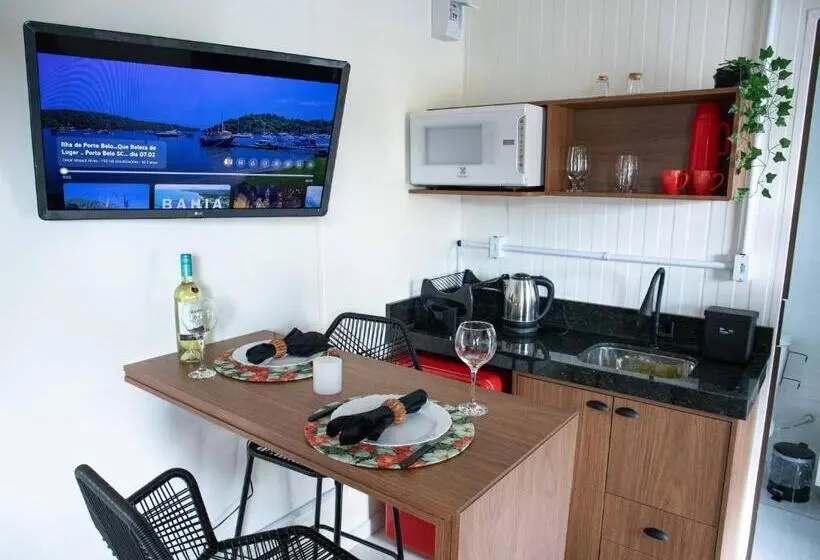 スイート, Container Guest House