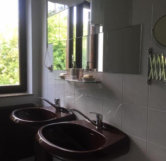 اتاق استاندارد سه نفره, Salara House