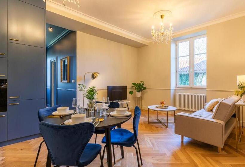 סוויטה משפחתית, Château De Souhy