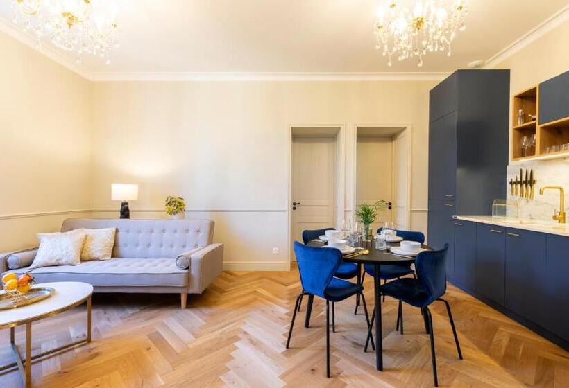 סוויטה משפחתית, Château De Souhy