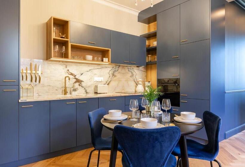 סוויטה משפחתית, Château De Souhy