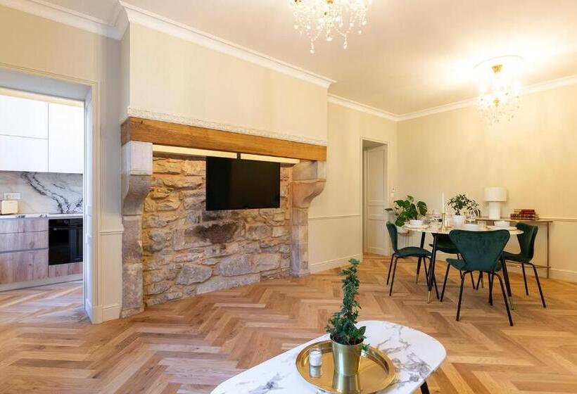 דירת חדר בקומת קרקע, Château De Souhy