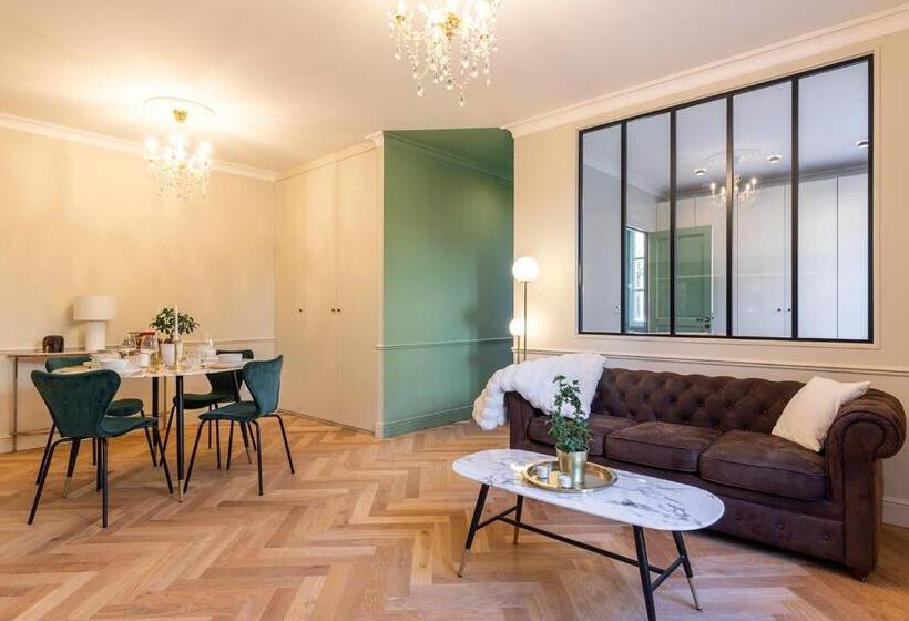 דירת חדר בקומת קרקע, Château De Souhy