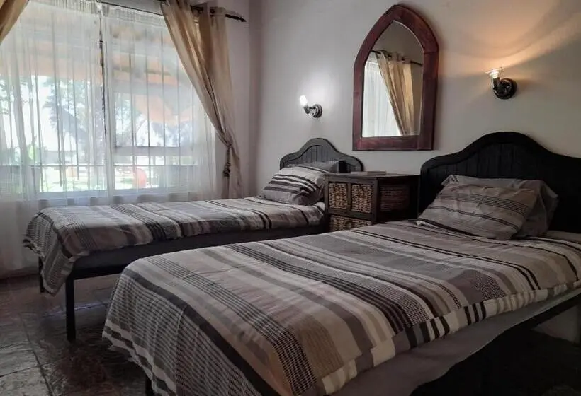 اتاق استاندارد با چشم‌انداز باغ, Lion S Den Guesthouse Otjiwarongo