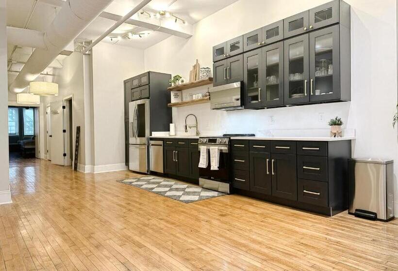 آپارتمان 2 خوابه, The Historic Lyric Presidential Suite