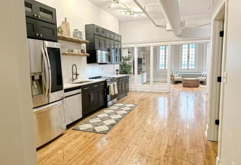 آپارتمان 2 خوابه, The Historic Lyric Presidential Suite