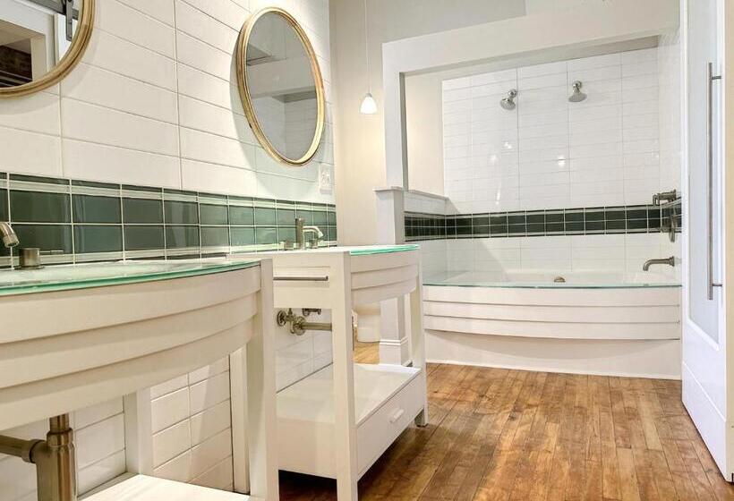 Апартаменты 2 Спальни, The Historic Lyric Presidential Suite