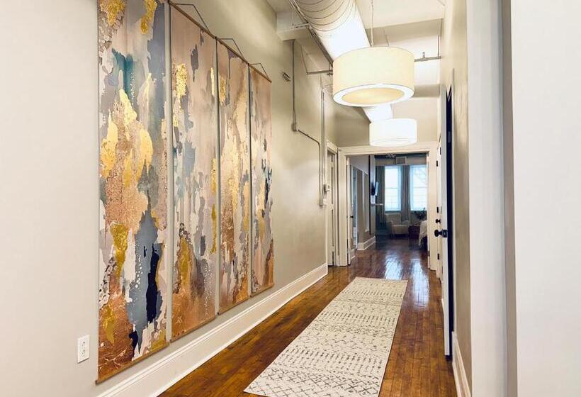 آپارتمان 2 خوابه, The Historic Lyric Presidential Suite