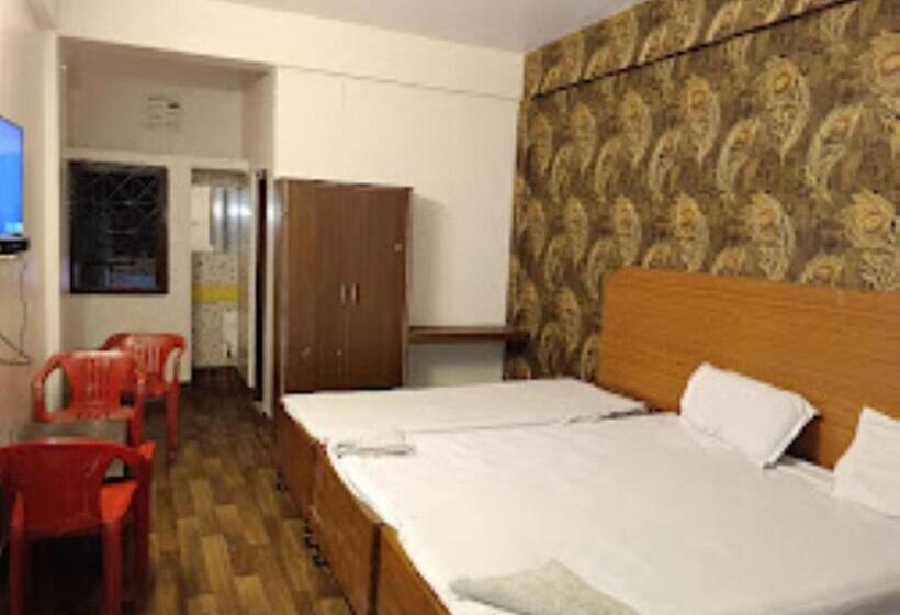 Camera Tripla Standard, Payal Bhubaneswar