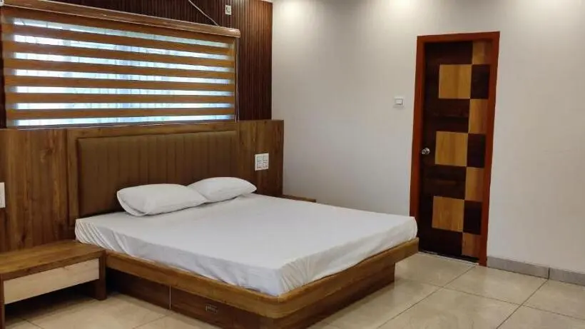 Estudio Estàndard, Rays Inn Boarding & Lodging
