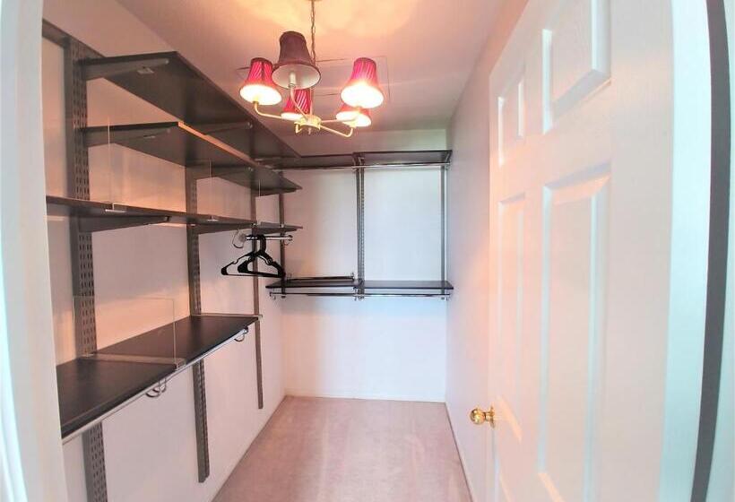 جناح ديلوكس, Rooms Near Train Station