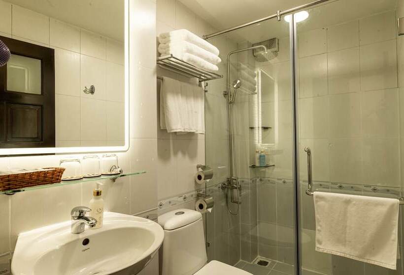 اتاق اجرایی سه نفره, Lantern