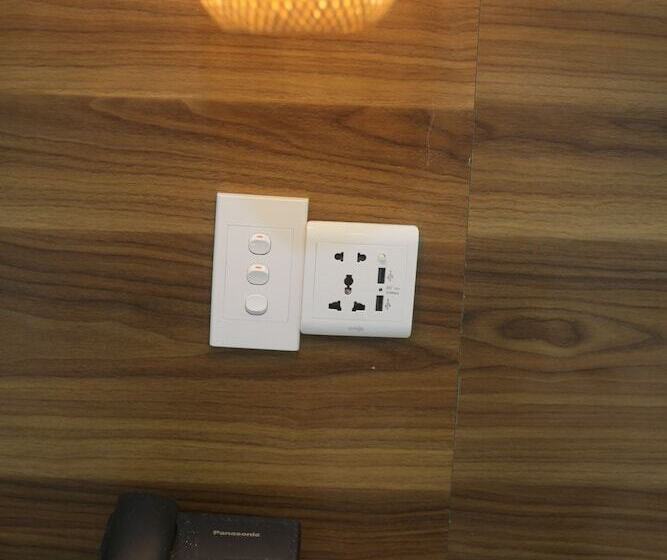 اتاق اجرایی سه نفره, Lantern