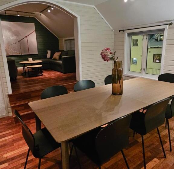 آپارتمان 3 خوابه, Enter Backpack Apartments