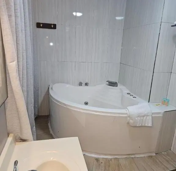 Sviitti Poreallas, Golden Tree Hotel Belize