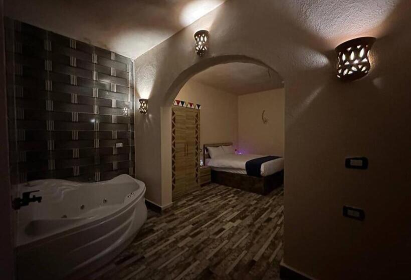 Deluxe Suite King Bed, Achertod Nubian