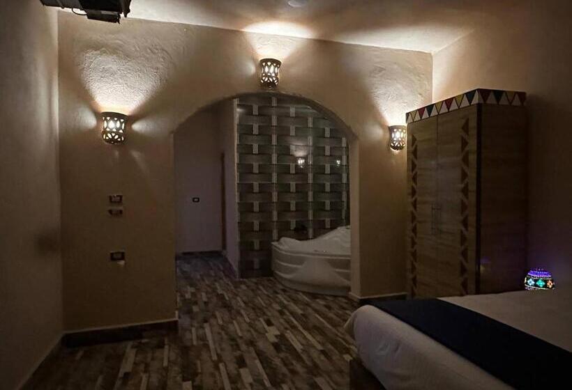 Deluxe Suite King Bed, Achertod Nubian