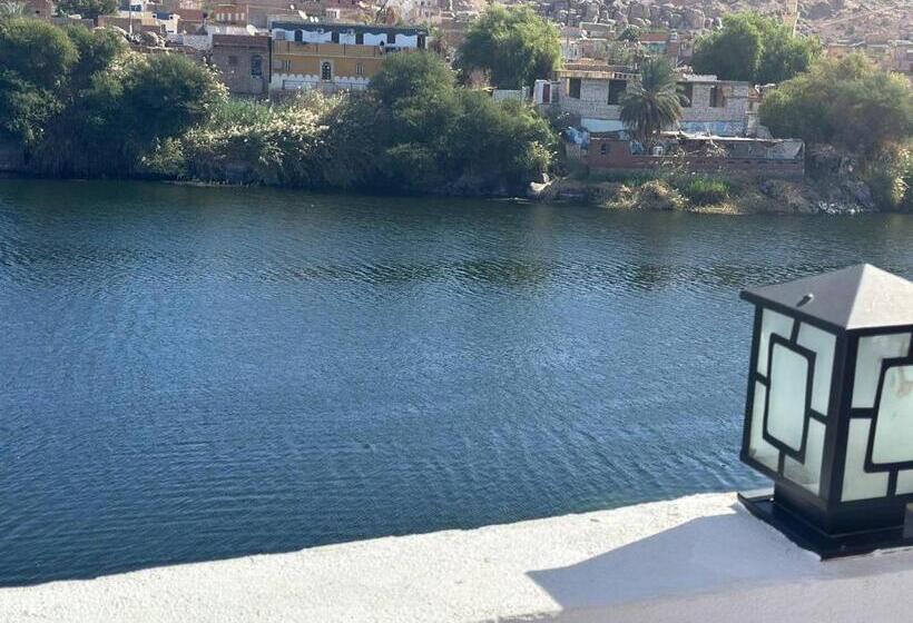 Deluxe Suite King Bed, Achertod Nubian