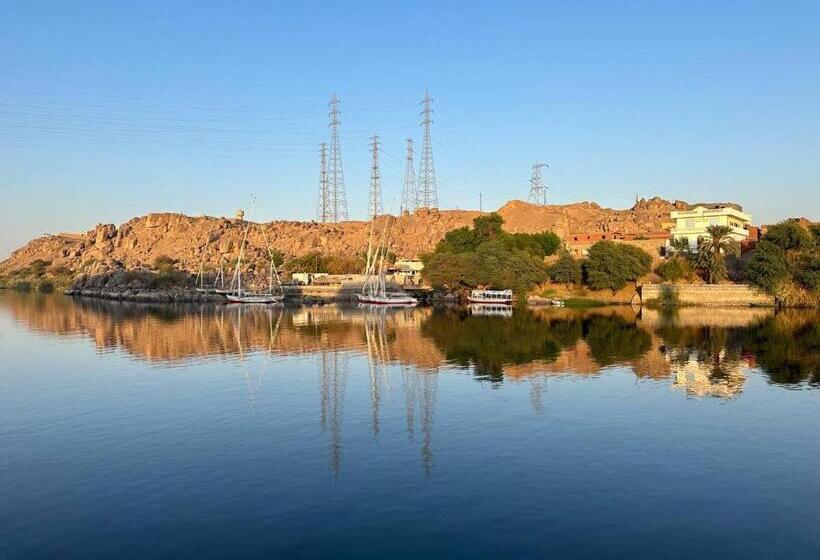 Deluxe Suite King Bed, Achertod Nubian