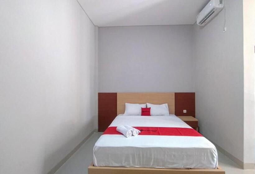 Номер Deluxe, Reddoorz Syariah Near Alun Alun Tegal 2