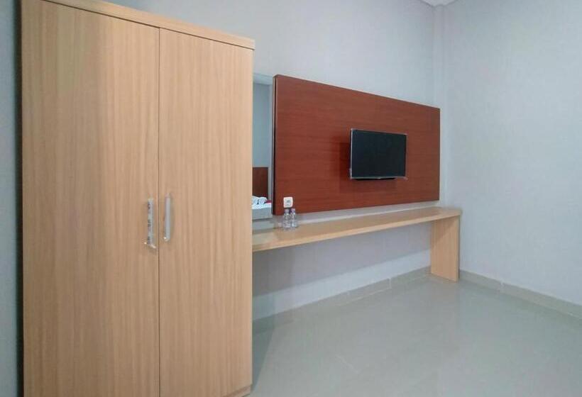 Номер Deluxe, Reddoorz Syariah Near Alun Alun Tegal 2