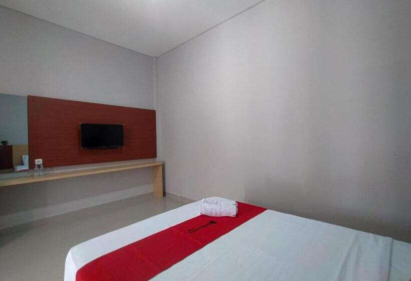 Номер Deluxe, Reddoorz Syariah Near Alun Alun Tegal 2