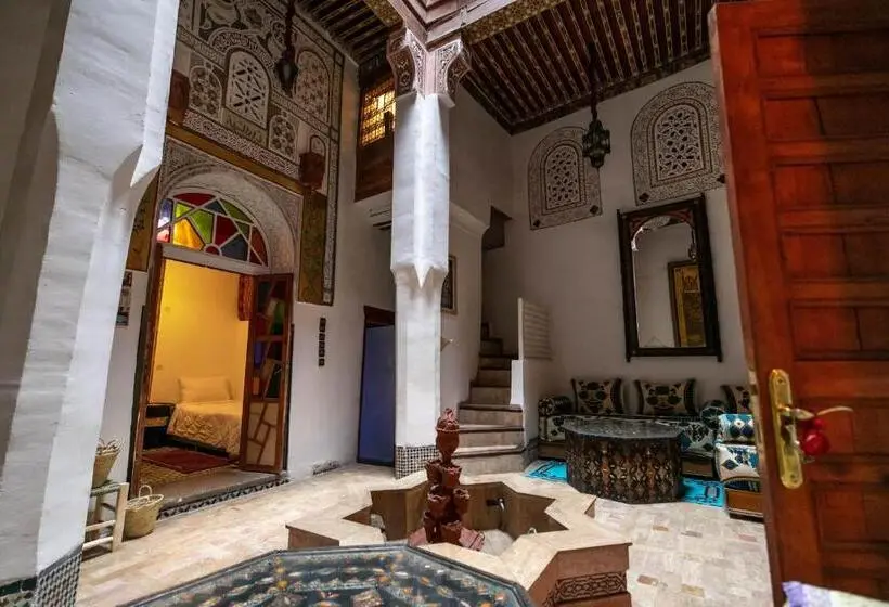 اتاق اکونومی, Riad Dar Diwan