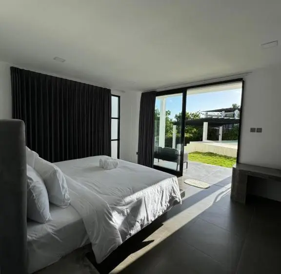 プールビュースタンダードステューディオ, Villa Valeria