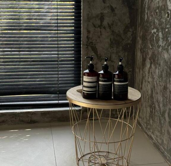 إستديو قياسى مطل على حمام السباحة, Villa Valeria