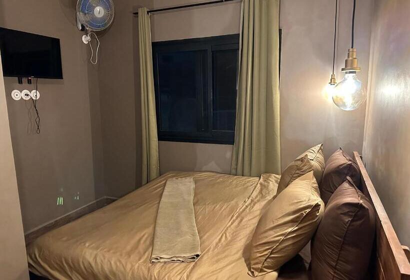 اتاق لوکس, N