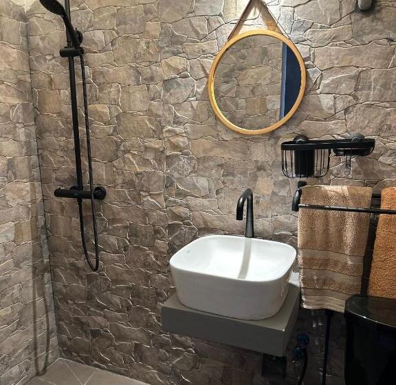 اتاق لوکس, N