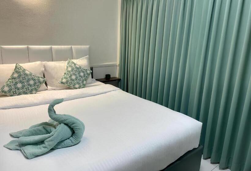 חדר משפחתי, Chanmel Riverside