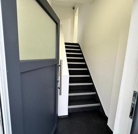 Номер Deluxe, Moparts