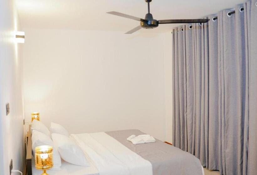 חדר דלוקס, Chariot Square