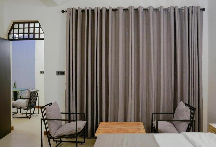 수피리어 룸, Chariot Square