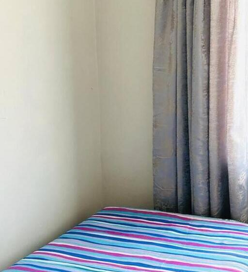 خانه 3 خوابه, Cozy Farm 3bdrm 8 Km Thababosiu