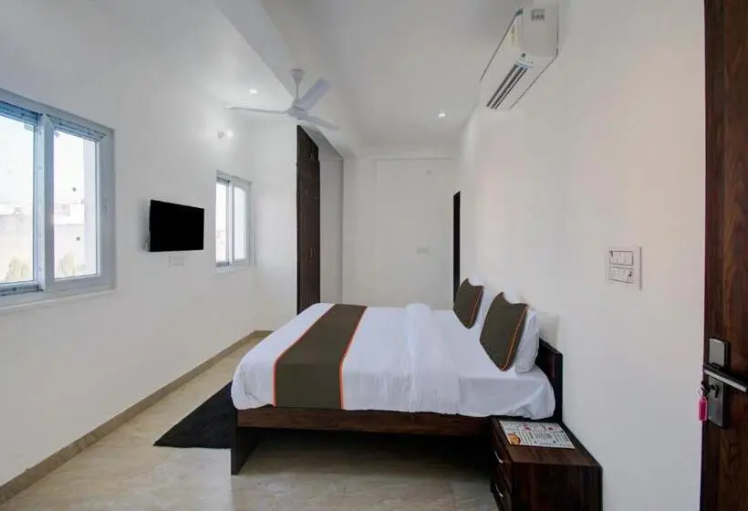 Classic Kolmen Hengen Huone, Oyo 82094 Hotel Saras Inn