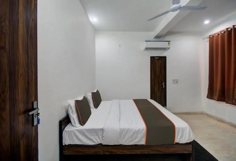 Classic Kolmen Hengen Huone, Oyo 82094 Hotel Saras Inn