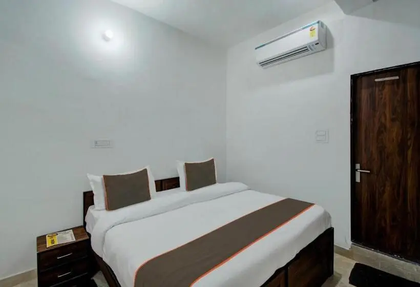 Classic Kolmen Hengen Huone, Oyo 82094 Hotel Saras Inn