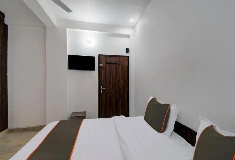 Classic Kolmen Hengen Huone, Oyo 82094 Hotel Saras Inn