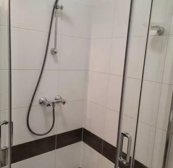 Standard Yhden Hengen Huone, Damroka
